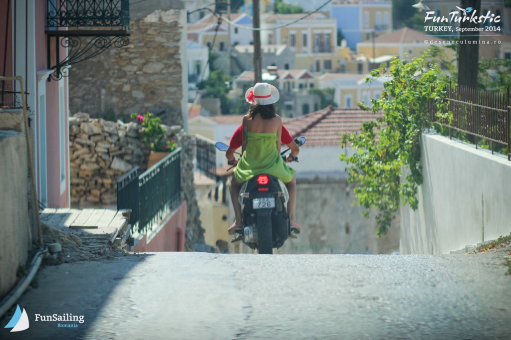 Explorand insula pe scooter